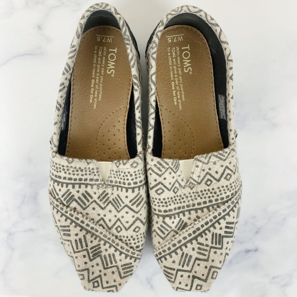Toms Tribal Print Gray Canvas Slip On’s 7.5 🌿